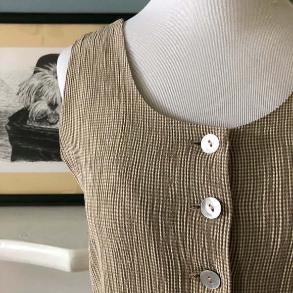 ISDA & Co Sleeveless Top with Shell Buttons - Picture 3 of 11